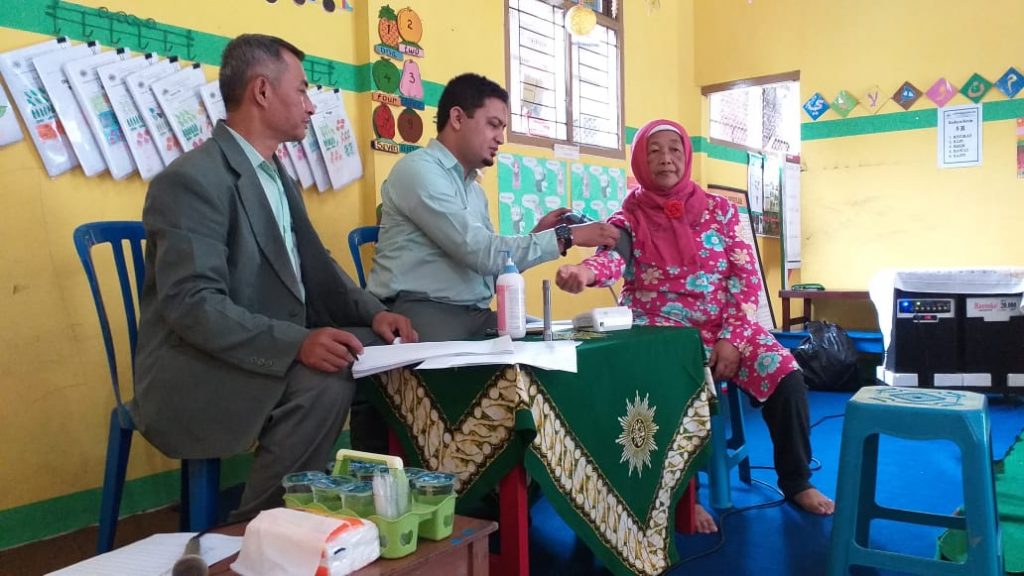 Screning Kesehatan Tim RSI Aisyiyah Malang, Ukur Tekanan Darah-THT Siswa ABA 6 Turen 1