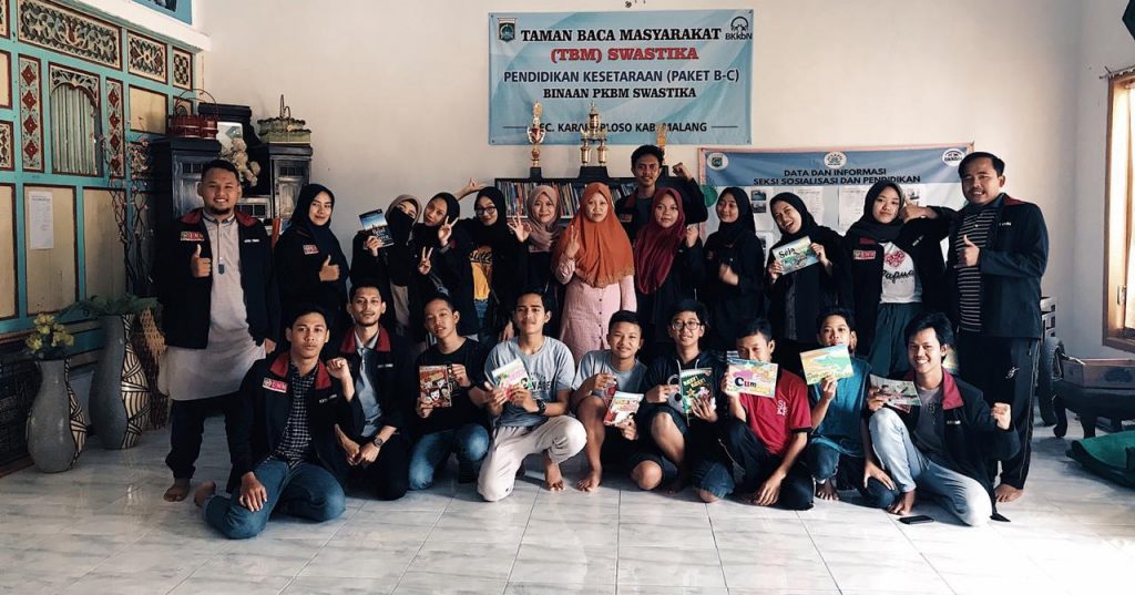 Dukung Literasi Desa, KKN UMM Ngenep Donasikan Buku Pada TBM Swastika 1