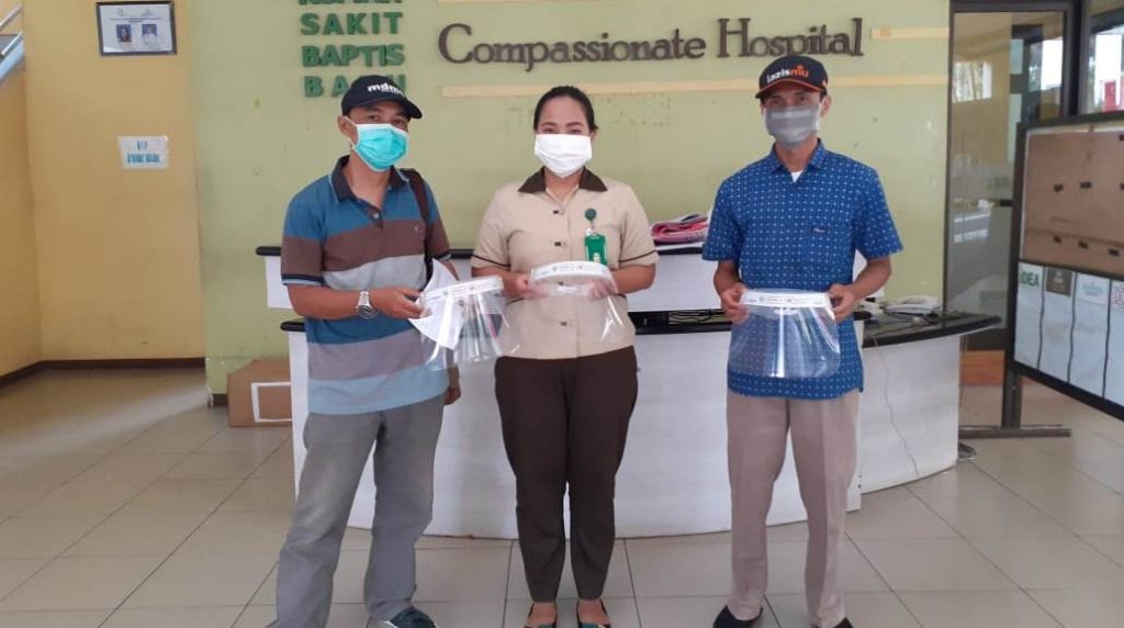 Prihatin APD Perawat Tangani Covid, Unesa Crisis Center Bantu Face Shield Kesehatan 3