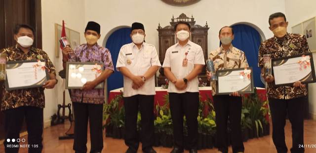 Ketua MPKU PDM Kota Blitar Raih Penghargaan Walikota Santoso 1