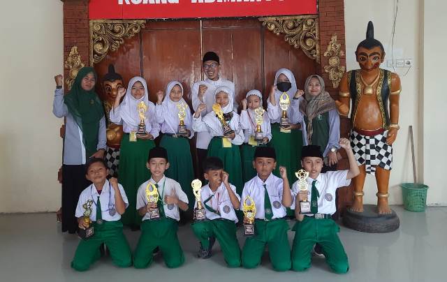 MIMLoe Rejosopinggir Jombang Borong Trophy Porseni Tahfidz-Pidato Bahasa Asing 1
