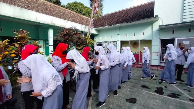 Usai Apel Pagi, Guru, Karyawan-Siswa SMK Kartika VI-1 Malang Halal Bi Halal 1