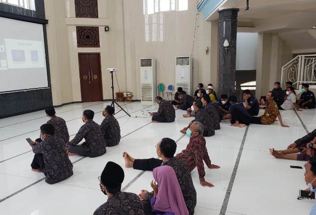 Tak Hanya Ramadhan, Dosen-Mahasiswa UMLA Dapat Kurma 1