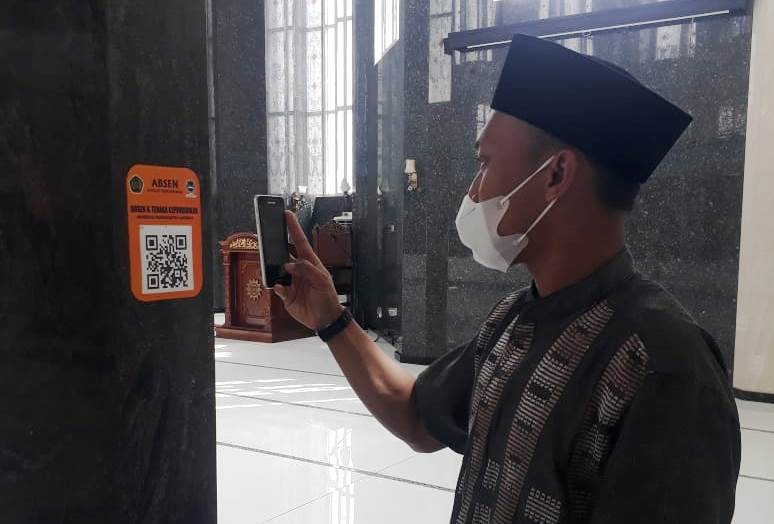 QR Code-Geolocation Portal Absensi Sholat Jama’ah Karyawan UMLA 1