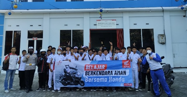 Siswa SMK Mugas-Satlantas Polres Malang Safety Riding Bersama Honda 1