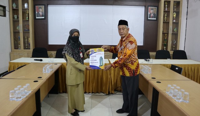 Dapat Reward Umroh, Faizatul-Lilin Dosen UMLA Bersyukur Bahagia 1
