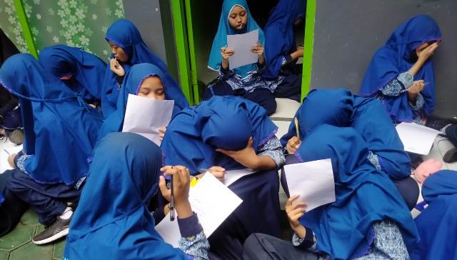 Hari Pahlawan Siswa SMP AM3 Malang Karya Puisi-Nobar Film Pejuang 1