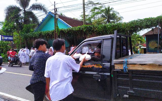 Jum’at Berbagi SMP Mugi-PEM Bagikan 500 Nasi Kotak 2