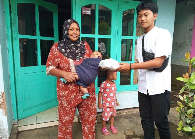 Jum’at Berbagi SMP Mugi-PEM Bagikan 500 Nasi Kotak 3