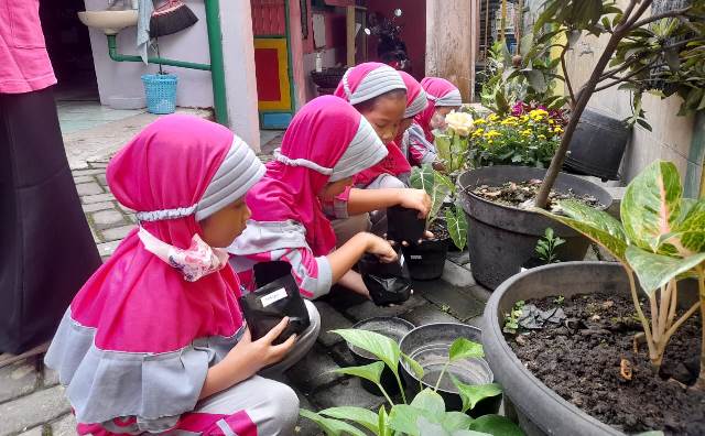 Siswa ABA 13 Malang Tanam Toga-Bugar Minum Jamu Tradisional 1