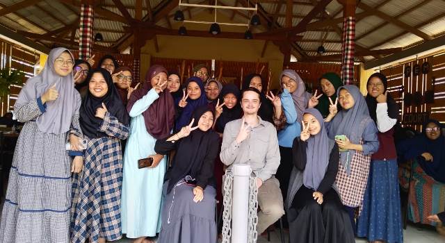 Hadirkan Bule Amerika-Canada English Camp Boarding SMP Mugi Rasa Luar Negeri 2