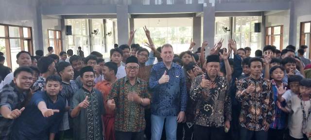 Hadirkan Bule Amerika-Canada English Camp Boarding SMP Mugi Rasa Luar Negeri 1