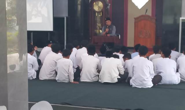 Jum’at Berbagi SMP Mugi-PEM Bagikan 500 Nasi Kotak 1