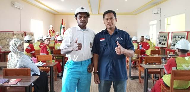 Selain Steven Bule Australia, Yoris Asal Timika Juga Memilih Kelistrikan SMK Muhisa 1