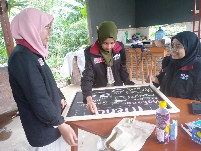 Inovasi Menu-Pasang Papan Nama BUMDes, Sukses Proker PMM 13 UMM 1