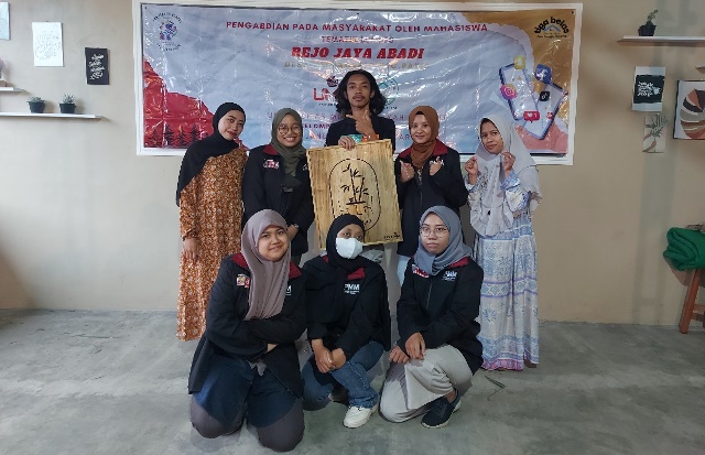 Inovasi Menu-Pasang Papan Nama BUMDes, Sukses Proker PMM 13 UMM 2