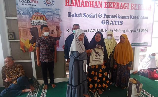 Lazismu Kota Malang-RS UMM Baksos Kesehatan-Bantu Sembako   1