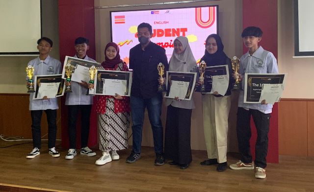 Andini-Bintang Arek SMK Muda Juara Nasional Kompetisi Bahasa Inggris 2