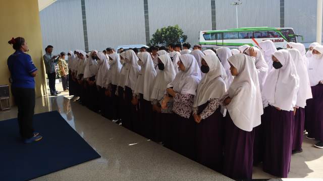 Learning Global, Siswa Matsamutu Study Visit Pabrik Minuman Isotonik 2