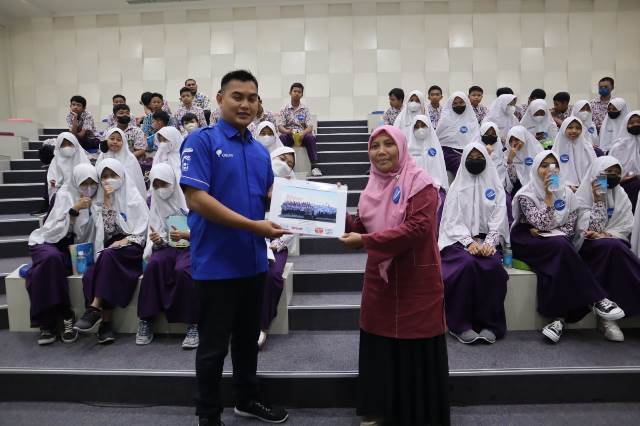 Learning Global, Siswa Matsamutu Study Visit Pabrik Minuman Isotonik 3