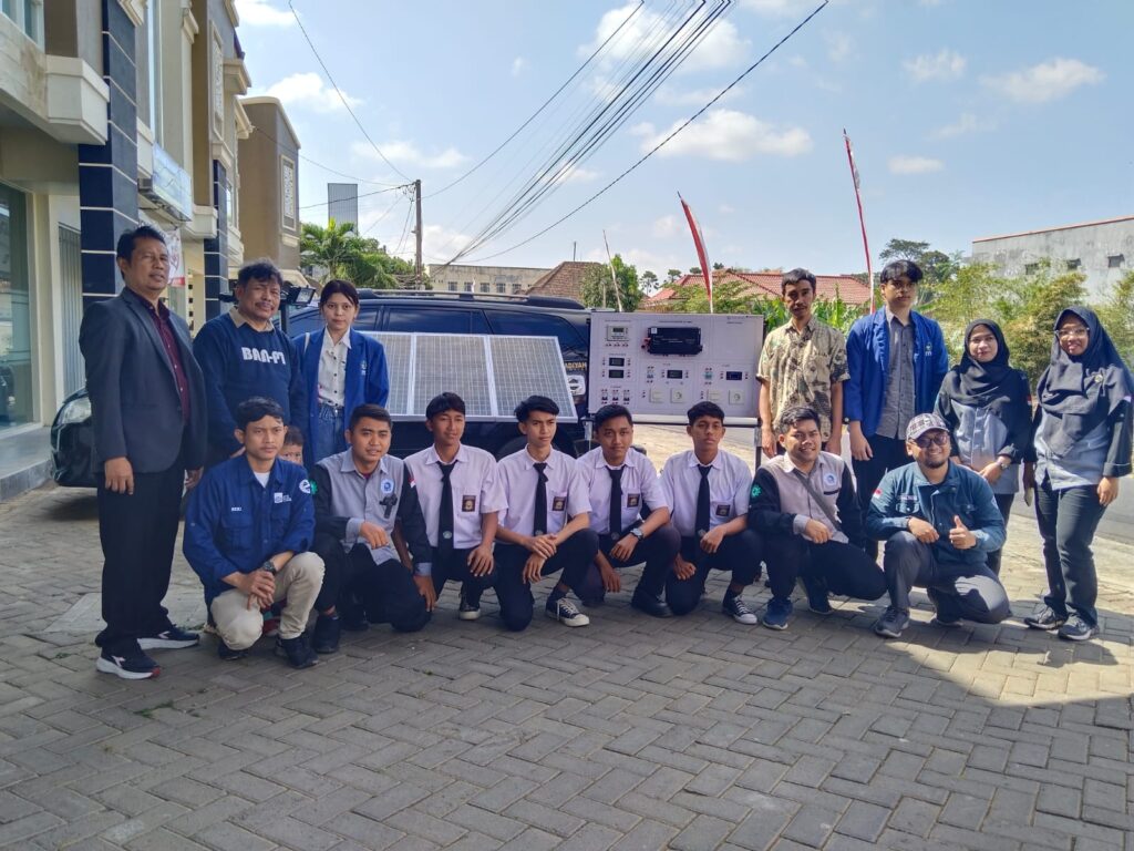 Profesor Elektro ITS Mengajar PLTS di SMK Mutu Gondanglegi 1