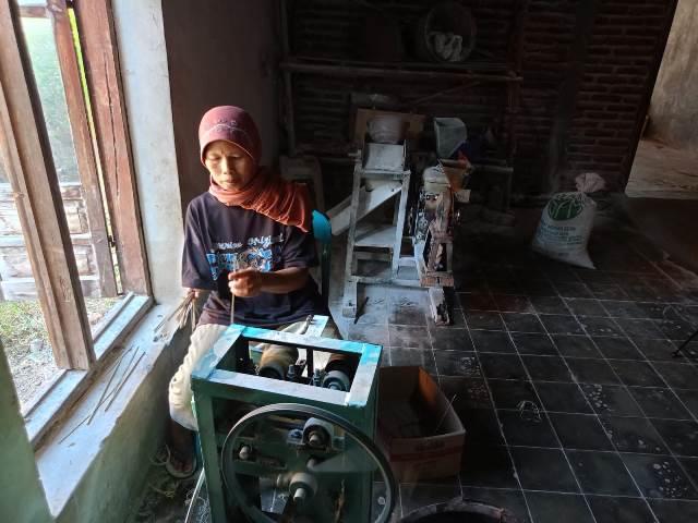 Sulam-Suparmi, Difabel Binaan Alumni UMMAD, Berdaya Produksi Tusuk Sate 1