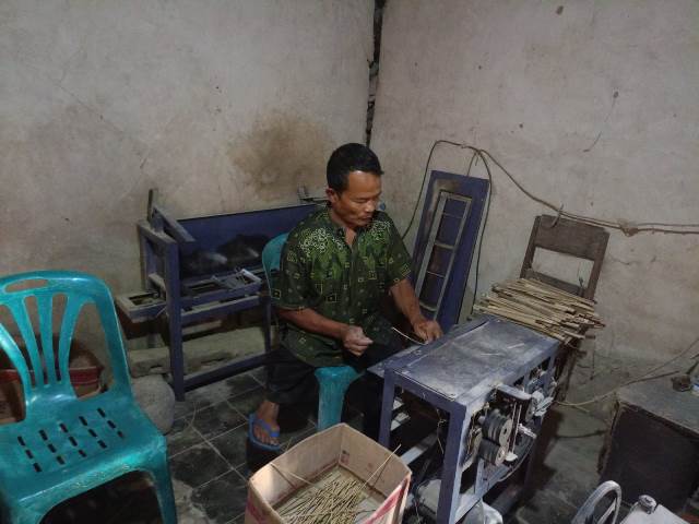 Sulam-Suparmi, Difabel Binaan Alumni UMMAD, Berdaya Produksi Tusuk Sate 2