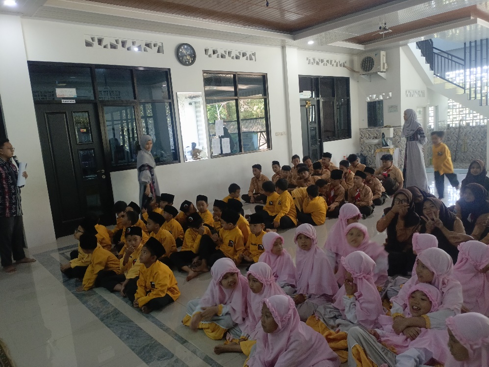 Mahasiswa PMM UMM Kelompok 98 Edukasi-Praktek Green School Siswa Madrasah QITA 1