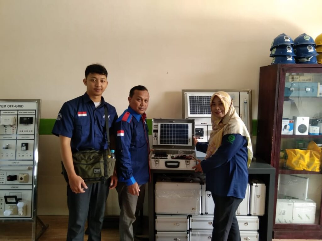 PKM Polinema Wujudkan Media Pembelajaran Energi Solar Cell, Modul-Prototipe Trainer PLTS di SMK Muhisa 7