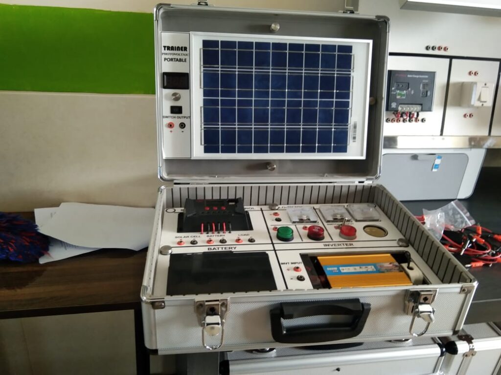 PKM Polinema Wujudkan Media Pembelajaran Energi Solar Cell, Modul-Prototipe Trainer PLTS di SMK Muhisa 2