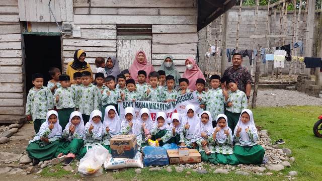 SDIT Muhammadiyah Manggeng Aceh Bantu Janda Tua Dengan Empat Anak Yatim 3