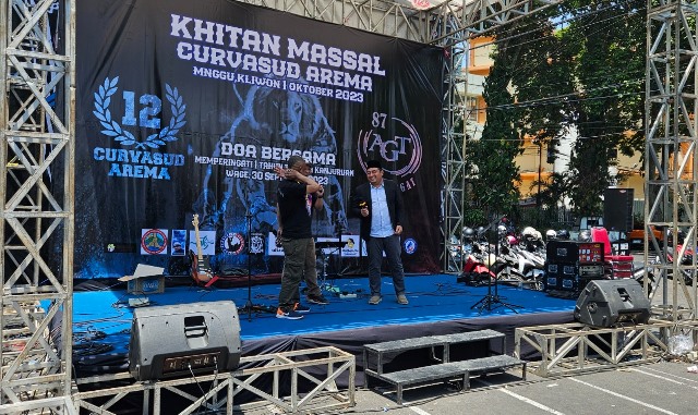 Peringati Setahun Tragedi Kanjuruhan, H. Puguh Wiji Pamungkas  Founder RSU Wajak Husada  Gelar Pengobatan Gratis Bersama Curvasud Arema 1