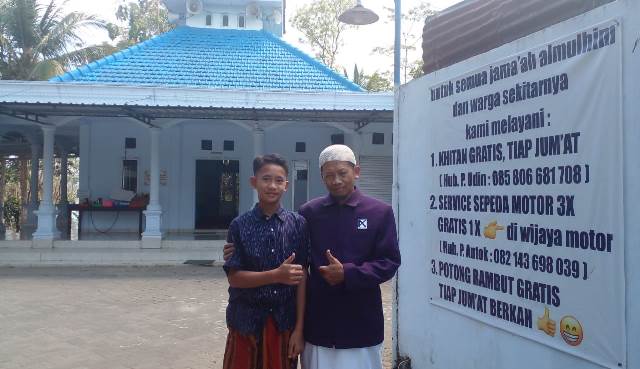 Jum'at Berkah, Warga Karangkates Langganan Potong Rambut di Masjid Al Muhim   2