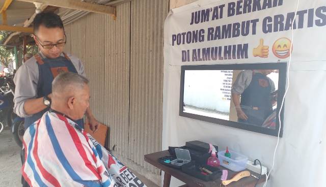 Jum'at Berkah, Warga Karangkates Langganan Potong Rambut di Masjid Al Muhim   1