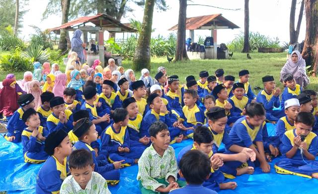 Siswa SDIT Muhammadiyah Manggeng Rihlah Pantai Ujung - Tabloid Mata Hati