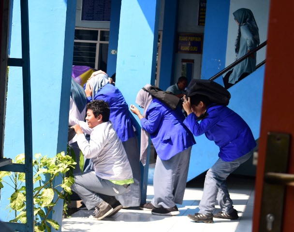 Siswa Terluka, Guru di Bawah Meja, SMAMSA Malang Diguncang Gempa 1