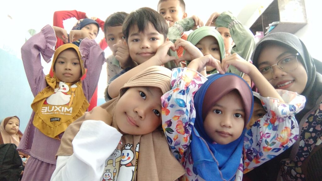 Mahasiswa KKN UMLA, HGN Bersama Siswa Sanggar Belajar Kepong Malaysia 1