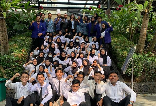 Siswa Jurusan Kuliner SMK Mugas Table Manner Course 2 Siswa Jurusan Kuliner SMK Mugas Table Manner Course 2
