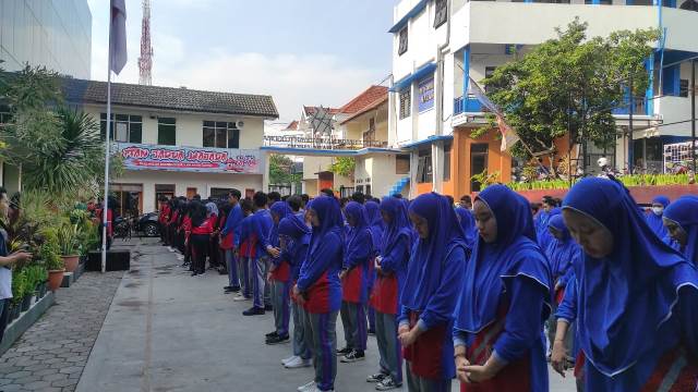 Usai Upacara Hari Pahlawan, Siswa-Guru SMK Muda dan Mamumtaza Senam Bersama 1