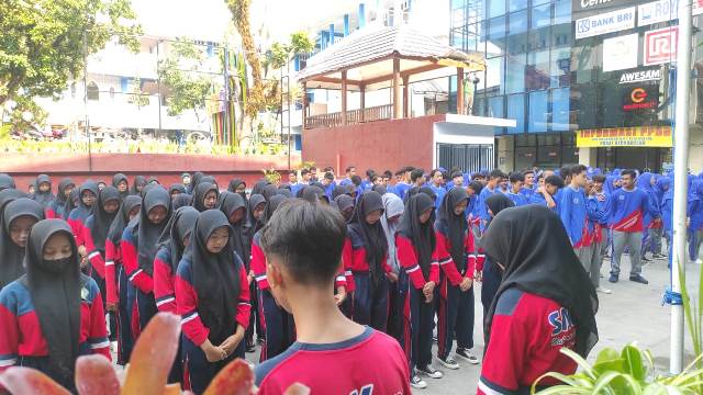 Usai Upacara Hari Pahlawan, Siswa-Guru SMK Muda dan Mamumtaza Senam Bersama 2