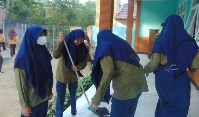 Jum‘at Bersih-Jum’at Berbagi Konsistensi Santri SMP MBS Mugi Amalkan Sunnah 1