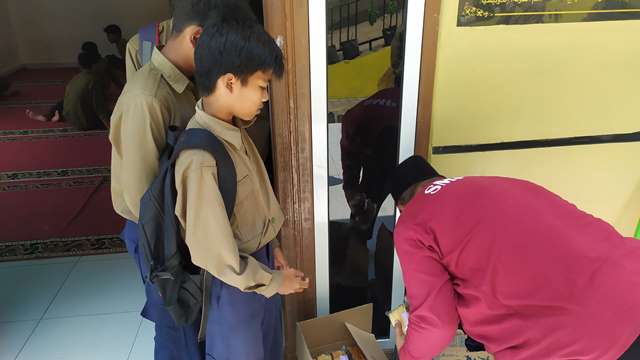 Jum‘at Bersih-Jum’at Berbagi Konsistensi Santri SMP MBS Mugi Amalkan Sunnah 2