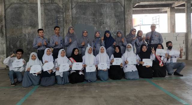 SMK Mugas Bagi Hadiah Dana Pembinaan-Sertifikat Pemenang Lomba Hari Pahlawan 1