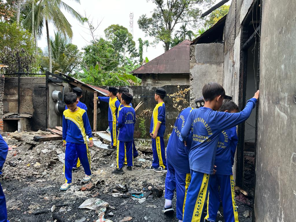 SDIT Muhammadiyah Manggeng Bantu Janda, Musibah Kebakaran Rumah 2