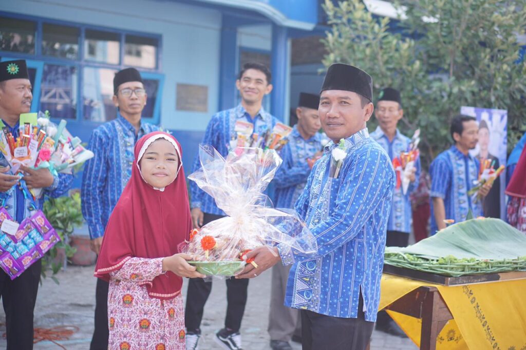 MIM 1 Godog Lamongan Apel Pagi Hari Guru Nasional 1