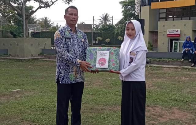 Upacara HGN, Kepsek SMK Mutu Gondanglegi Sampaikan Hakekat Seorang Guru    3