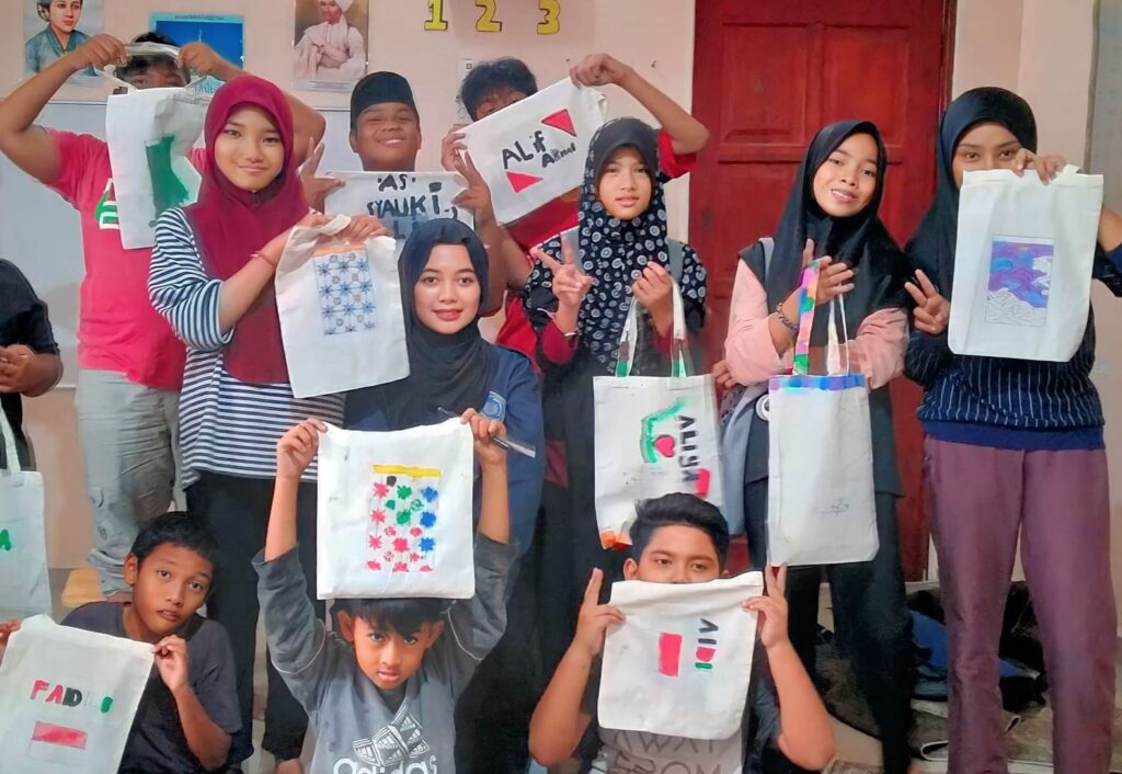 Mahasiswa FEB UMLA KKN Internasional di Malaysia, Ajarkan Batik Lukis Indonesia 2