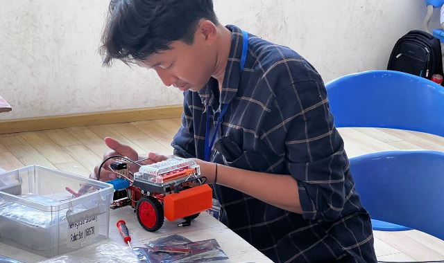Hafiz, Robot Engineer SMK Mutu Gondanglegi Juara ICC Guangzhou China 1 Hafiz, Robot Engineer SMK Mutu Gondanglegi Juara ICC Guangzhou China 1