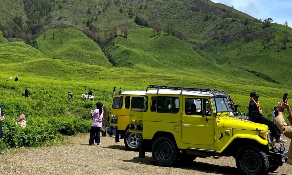 Pesona Bromo: Jejak Langkah di Antara Kabut-Keindahan Alam 1 Pesona Bromo: Jejak Langkah di Antara Kabut-Keindahan Alam 1