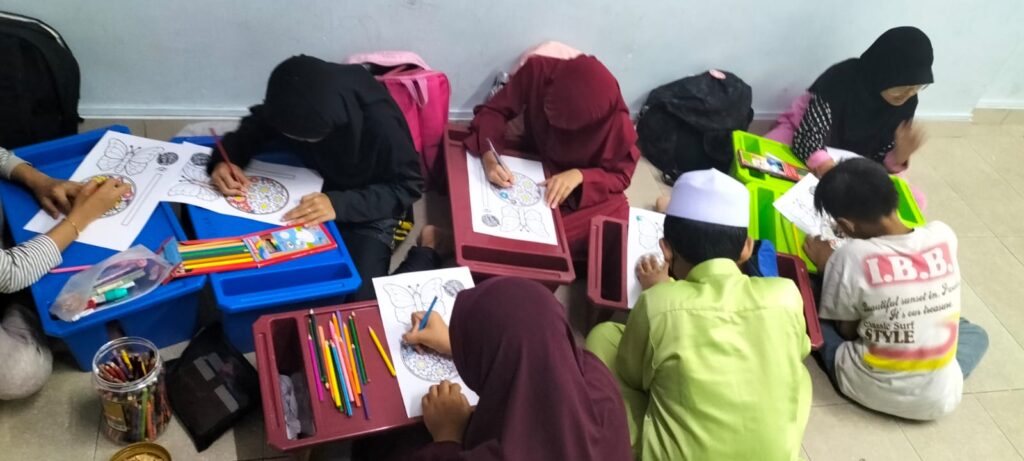 KKN di Malaysia Mahasiswa FEB UMLA Ajari Seni 3D SB Kampung Bharu 2